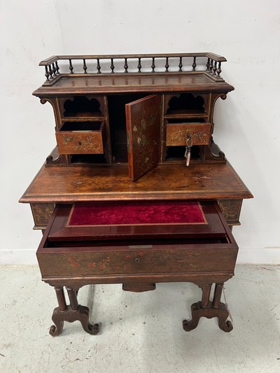 Bureau a gradins en bois décoré de pyrogravures XIX siècle