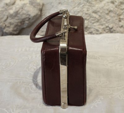 Reise-Necessaire aus Leder mit einem abgeschrägten Spiegel um 1900