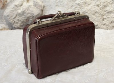 Reise-Necessaire aus Leder mit einem abgeschrägten Spiegel um 1900