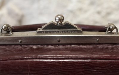 Reise-Necessaire aus Leder mit einem abgeschrägten Spiegel um 1900