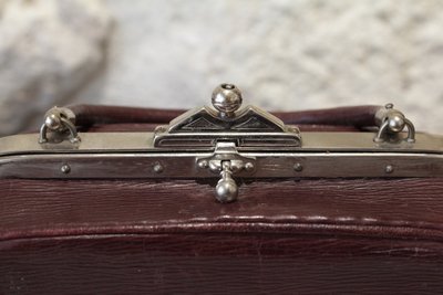 Reise-Necessaire aus Leder mit einem abgeschrägten Spiegel um 1900