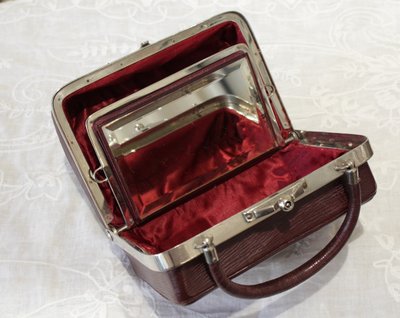 Reise-Necessaire aus Leder mit einem abgeschrägten Spiegel um 1900