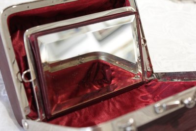 Reise-Necessaire aus Leder mit einem abgeschrägten Spiegel um 1900