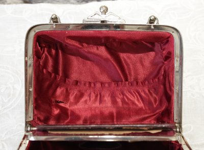 Reise-Necessaire aus Leder mit einem abgeschrägten Spiegel um 1900