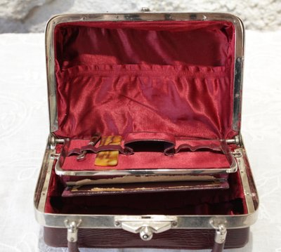 Reise-Necessaire aus Leder mit einem abgeschrägten Spiegel um 1900
