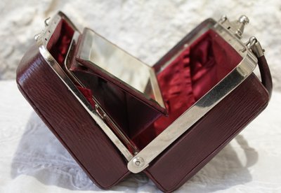 Reise-Necessaire aus Leder mit einem abgeschrägten Spiegel um 1900