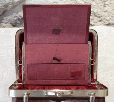 Reise-Necessaire aus Leder mit einem abgeschrägten Spiegel um 1900