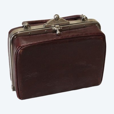 Reise-Necessaire aus Leder mit einem abgeschrägten Spiegel um 1900