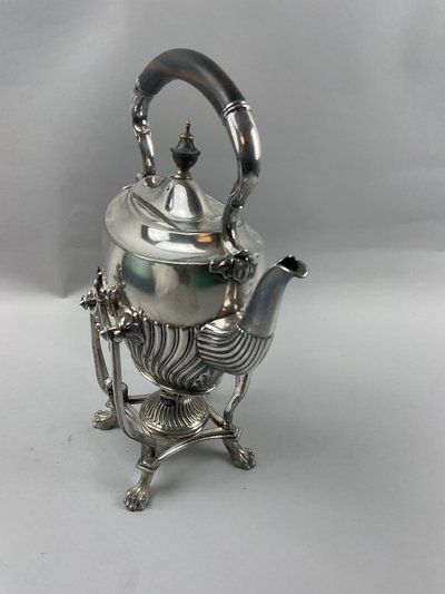 Samowar aus versilbertem Metall englischer Stil