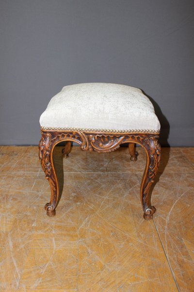 Coppia di sgabelli Luigi XV in noce del 1900 circa