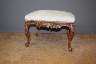 Coppia di sgabelli Luigi XV in noce del 1900 circa