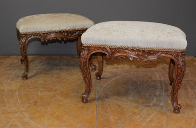 Coppia di sgabelli Luigi XV in noce del 1900 circa