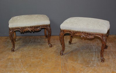 Coppia di sgabelli Luigi XV in noce del 1900 circa