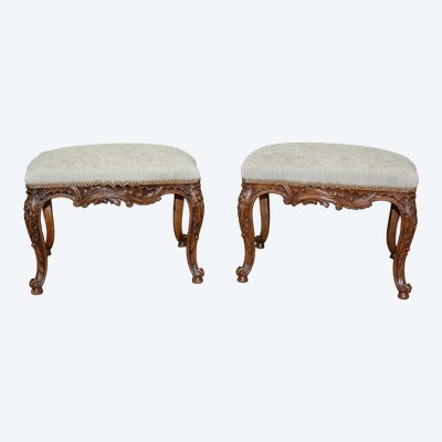 Coppia di sgabelli Luigi XV in noce del 1900 circa