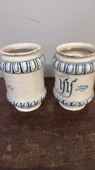 Antique pair of albarello apothecary vases. Bassano 18th century, 20x14cm