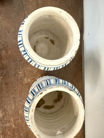 Antique pair of albarello apothecary vases. Bassano 18th century, 20x14cm