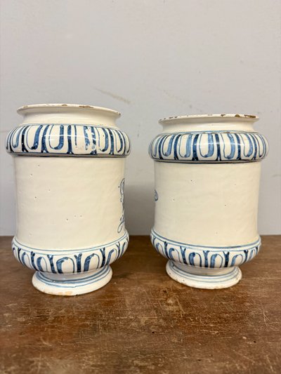 Antique pair of albarello apothecary vases. Bassano 18th century, 20x14cm