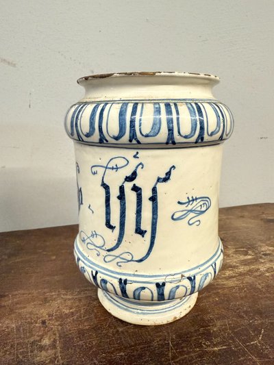 Antique pair of albarello apothecary vases. Bassano 18th century, 20x14cm
