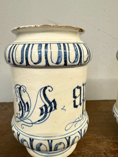Antique pair of albarello apothecary vases. Bassano 18th century, 20x14cm
