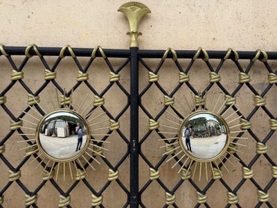 Paire de miroirs soleil / sorcière en laiton et métal doré XXème