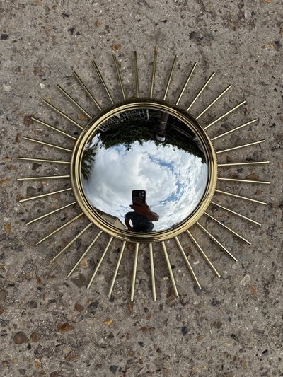 Paire de miroirs soleil / sorcière en laiton et métal doré XXème