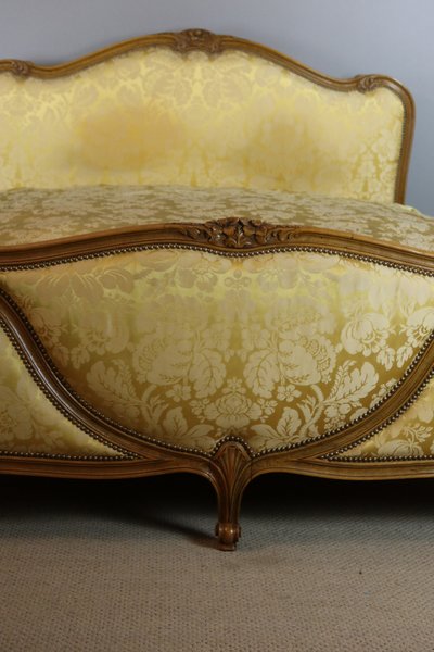 LIT LOUIS XV EN NOYER SCULPTE 