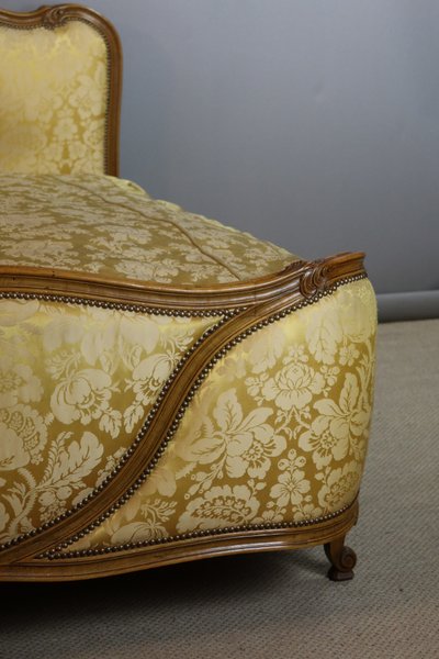 LIT LOUIS XV EN NOYER SCULPTE 