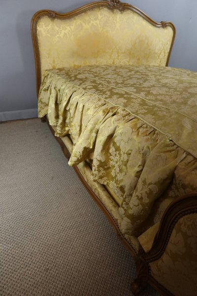 LIT LOUIS XV EN NOYER SCULPTE 