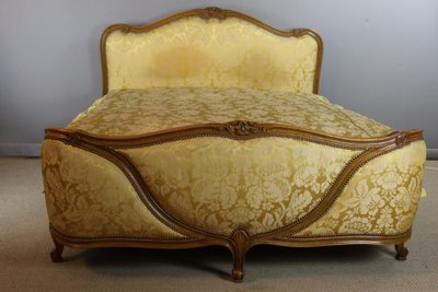 LIT LOUIS XV EN NOYER SCULPTE 