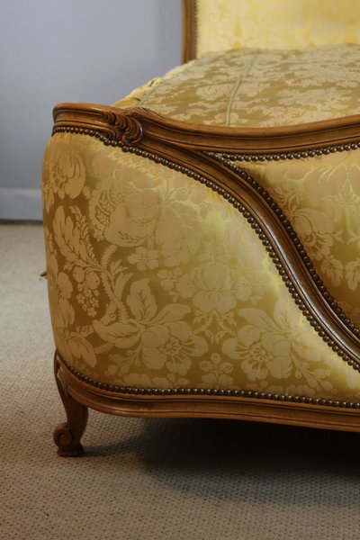 LIT LOUIS XV EN NOYER SCULPTE 