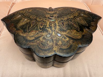 Nähkästchen aus lackiertem Holz in Form eines Schmetterlings, China, Kanton XIX.