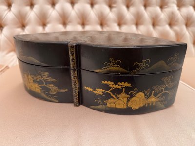 Nähkästchen aus lackiertem Holz in Form eines Schmetterlings, China, Kanton XIX.