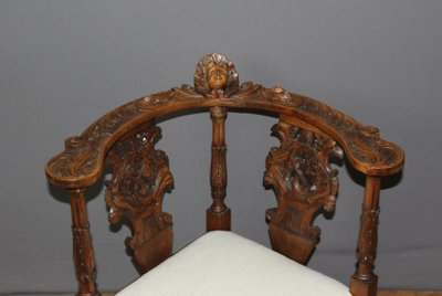 Fauteuil d'angle à décor d'ange sculpté en noyer XIX