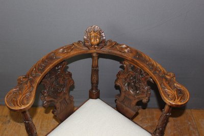 Fauteuil d'angle à décor d'ange sculpté en noyer XIX