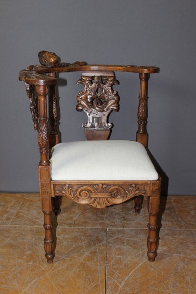 Fauteuil d'angle à décor d'ange sculpté en noyer XIX