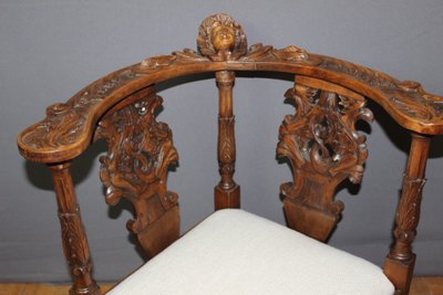 Fauteuil d'angle à décor d'ange sculpté en noyer XIX