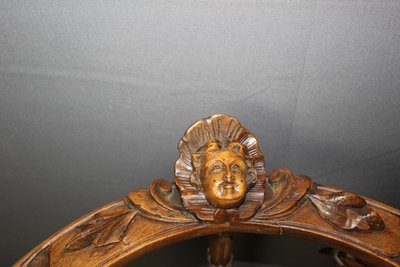 Fauteuil d'angle à décor d'ange sculpté en noyer XIX