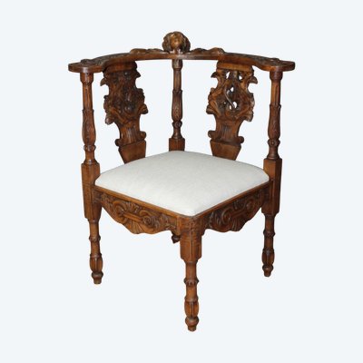 Fauteuil d'angle à décor d'ange sculpté en noyer XIX