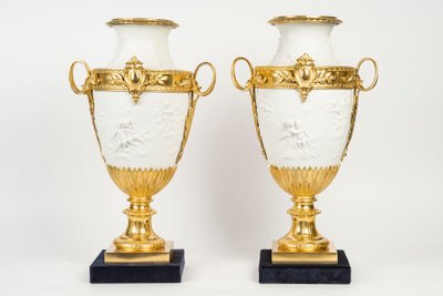 Paire de vases en biscuit de sèvres montées lampes, fin XIXème siècle 