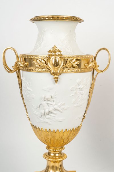 Paire de vases en biscuit de sèvres montées lampes, fin XIXème siècle 