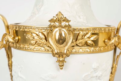 Paire de vases en biscuit de sèvres montées lampes, fin XIXème siècle 
