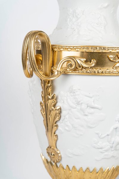 Paire de vases en biscuit de sèvres montées lampes, fin XIXème siècle 
