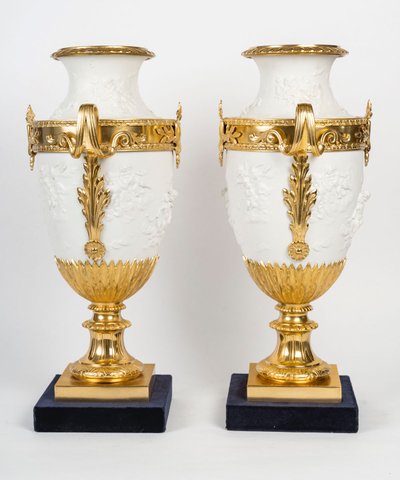 Paire de vases en biscuit de sèvres montées lampes, fin XIXème siècle 