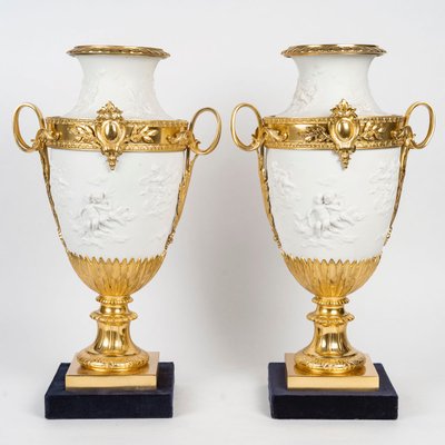 Paire de vases en biscuit de sèvres montées lampes, fin XIXème siècle 