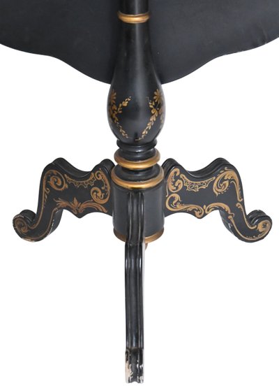 Guéridon d'époque Napoléon III en bois noirci à décor peint d'un bouquet de fleurs