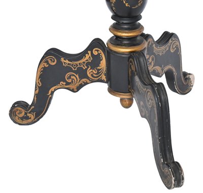 Guéridon d'époque Napoléon III en bois noirci à décor peint d'un bouquet de fleurs