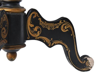 Guéridon d'époque Napoléon III en bois noirci à décor peint d'un bouquet de fleurs