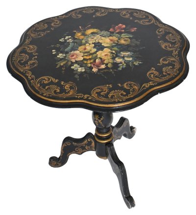 Guéridon d'époque Napoléon III en bois noirci à décor peint d'un bouquet de fleurs