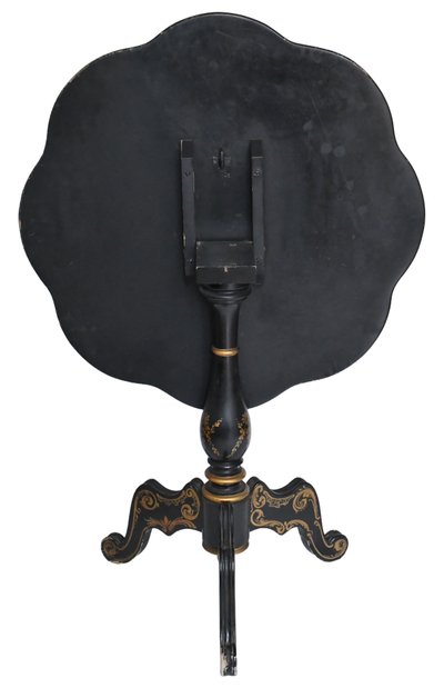 Guéridon d'époque Napoléon III en bois noirci à décor peint d'un bouquet de fleurs