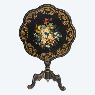 Guéridon d'époque Napoléon III en bois noirci à décor peint d'un bouquet de fleurs